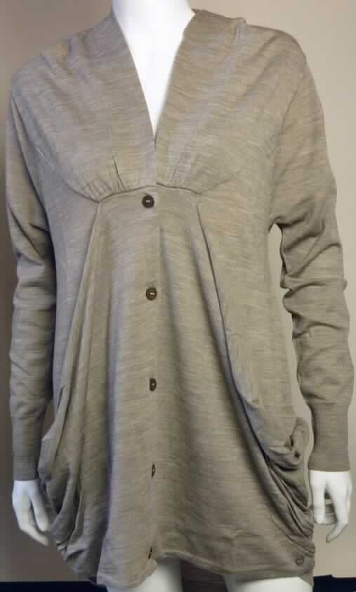 Kleid, sog. Frauenjacke mit Knöpfen, Lilliput Cardigan, Größe S, Foto siehe Anlage,
- aus ca. 0,8 mm dicken Gewirken aus lt. Antrag 100 % Merinowolle,
- über den Schritt reichend (Rückenlänge: 86 cm), vorn etwas kürzer gearbeitet; kann 
  jedoch aufgrund der Länge ohne ein weiteres, den Unterkörper bedeckendes Kleidungsstück
  getragen werden,
- vorn mit einer durchgehenden Öffnung mit Knopfverschluss von rechts über links, 
- mit langen Ärmeln,
- seitlich mit eingesetzten Taschen,
- am unteren Rand mit einem gerippten Bund.

"Kleid, aus Gewirken, für Frauen, aus Wolle"