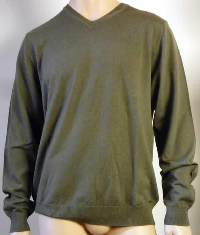 Pullover, sog. Herrenpullover, Hunter Valley Pullover, Größe M, Foto siehe Anlage,
- aus ca. 1,1 mm dicken Gewirken aus lt. Antrag 100 % Merinowolle,
- mit einem Stückgewicht von weniger als 600 Gramm,
- über die Taille reichend (Rückenlänge: 69 cm),
- mit einem V-förmigen Ausschnitt,
- ohne Öffnung und ohne Verschluss,
- ohne Merkmale, die auf einen bestimmten Trägerkreis hinweisen (unisex),
- mit langen Ärmeln,
- mit einem verengenden Bund am unteren Rand.

"Pullover, aus Gewirken, aus Wolle, mit einem Stückgewicht von weniger als 600 g, für Frauen"