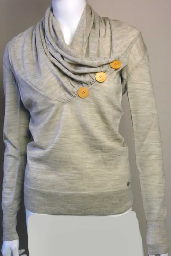 Pullover, sog. Frauenpullover mit Knöpfen, Yambulla Pullover, Größe S, Foto siehe Anlage,
- aus ca. 0,8 mm dicken Gewirken aus lt. Antrag 100 % Merinowolle,
- mit einem Stückgewicht von weniger als 600 Gramm,
- über die Taille reichend (Rückenlänge: 61 cm),
- mit einem schalartigen Kragen, der von rechts über links überlappt (Frauenkleidung),
- ohne Öffnung und ohne Verschluss,
- mit drei Zierknöpfen ausgestattet,
- mit langen Ärmeln,
- mit einem verengenden Bund am unteren Rand.

"Pullover, aus Gewirken, aus Wolle, mit einem Stückgewicht von weniger als 600 g, für Frauen"