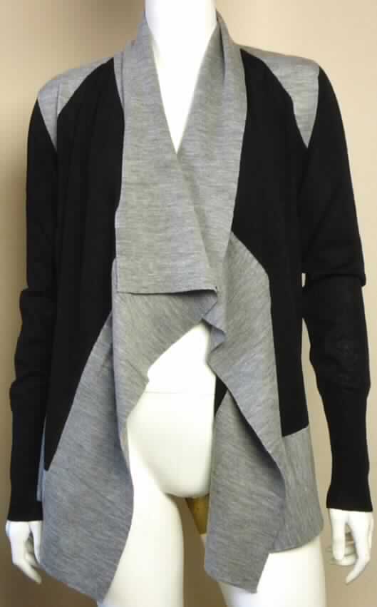 Strickjacke, sog. Frauenoberteil, Frimrose Sands Cardigan, Größe S, Foto siehe Anlage,
- aus ca. 0,7 mm und ca. 1,4 mm dicken Gewirken aus lt. Antrag 100 % Merinowolle,
- über die Taille reichend (Rückenlänge: ca. 60 cm), 
- mit Kragen,
- vorn mit einer durchgehenden Öffnung ohne Verschluss,
- ohne Hinweis auf den Trägerkreis (unisex),
- mit langen Ärmeln,
- ohne Formfestigkeit, somit keine Jacke der Position 6104.

"Strickjacke, aus Gewirken, aus Wolle, für Frauen"