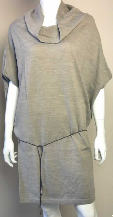 Zweiteilige Warenzusammenstellung, bestehend aus einem Kleid und einer Ware aus Bindfäden,
sog. Frauenpullover Oberteil, Tullah Sweater Dress, Größe S, Foto siehe Anlage,
- gemeinsam für den Einzelverkauf aufgemacht und zur Befriedigung eines speziellen Bedarfs zusammengestellt,
- Kleid: 
-- aus ca. 1,1 mm dicken Gewirken aus lt. Antrag 100 % Merinowolle,
-- mit Kragen,
-- über den Schritt reichend (Rückenlänge: 81 cm), kann aufgrund der Länge ohne ein 
   weiteres, den Unterkörper bedeckendes Kleidungsstück getragen werden,
-- ohne Öffnung und ohne Verschluss,
-- mit Gürtelschlaufen unterhalb der Taille, 
-- mit Armöffnungen,
-- am unteren Rand abgepasst gewirkt,
- Ware aus Bindfäden:
-- in enger Flechtweise, mit festem Gefüge,
-- wird wie ein Gürtel getragen (ca. 160 cm lang), an den Enden verknotet und verziert, 
- nach Wert und Umfang bestimmt das Kleid den Charakter der Warenzusammenstellung.

"Kleid, aus Gewirken, für Frauen, aus Wolle"