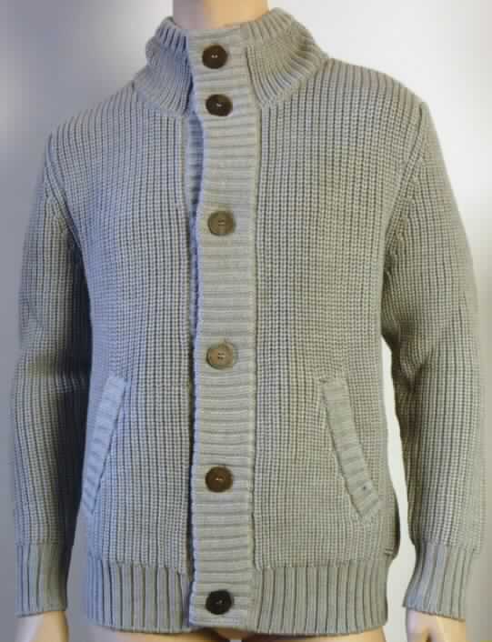 Blouson, sog. Herrenpullover, MT Marvin Jacket, Größe M, Foto siehe Anlage,
- aus ca. 4,2 mm dicken, einfarbigen Gewirken aus lt. Antrag 100 % Merinowolle,
- über die Taille reichend (Rückenlänge: ca. 68 cm),
- mit einem Stehkragen,
- vorn mit einer durchgehenden Öffnung mit Knopfverschluss von links über rechts (Männerkleidung), 
- mit langen Ärmeln, die über den unteren Rand des Kleidungsstücks hinausreichen, 
- vorn mit zwei offenen Taschen unterhalb der Taille,
- am unteren Rand mit einem gerippten, leicht verengenden Bund, 
- erfüllt die Merkmale zur Einreihung als Blouson (u. a. deshalb keine Jacke der Position 6104 
  und auch keine Strickjacke der Position 6110).

"Blouson, aus Gewirken, aus Wolle, für Männer"