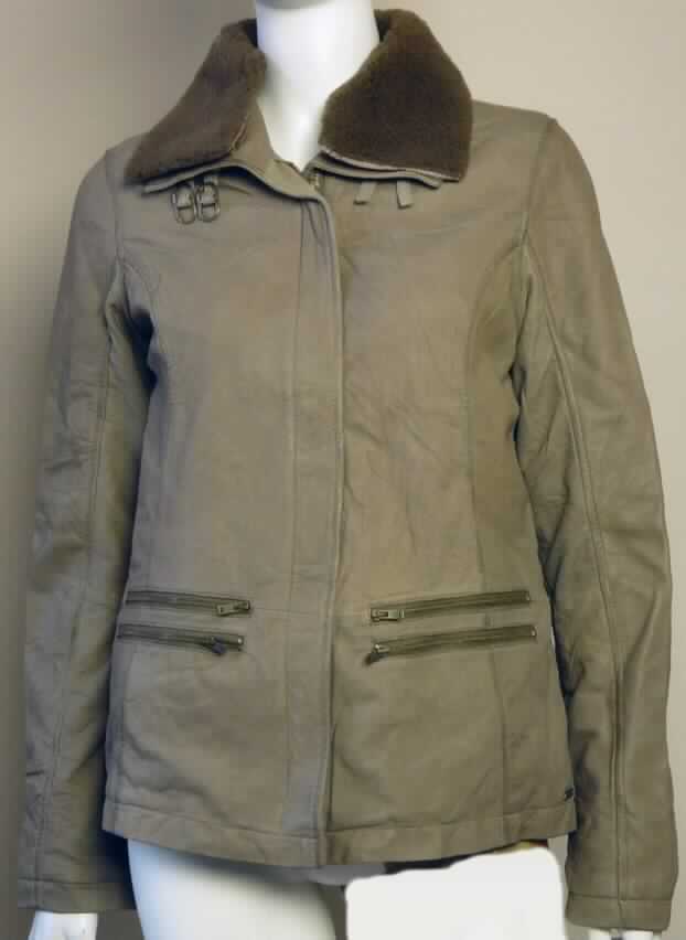 Kleidung aus Leder, Damenjacke, sog. Woodbridge Jacket, Foto siehe Anlage, 
- ganz aus Leder (lt. Antrag Schafleder),
- über die Taille reichend, 
- mit einem Kragen mit abnehmbarem Fellbesatz, 
- mit langen Ärmeln, 
- vorn mit einer durchgehenden Öffnung mit einem Reißverschluss,
- mit Taschen auf der Vorderseite, 
- gefüttert.

"Kleidung aus Leder"