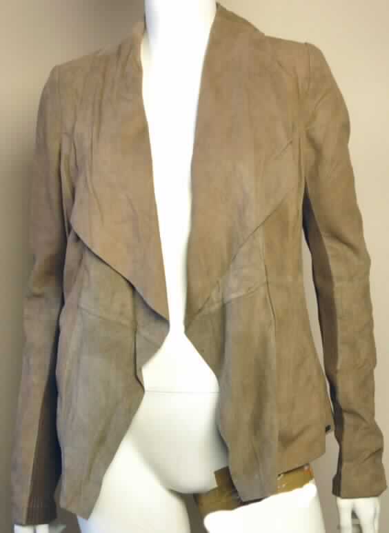 Kleidung aus Leder, Damenjacke, sog. Flinders Island Jacket, Foto siehe Anlage, 
- aus verschiedenen Stoffen zusammengesetzte Ware, bestehend aus:
- - Leder am Vorder- und Rückenteil und an den oberen Seiten der Ärmel,
- - Spinnstoffen (Gewirke) an der unteren Seite der Ärmel, 
- nach dem Umfang und aufgrund des Wertes bestimmt das Leder den wesentlichen 
  Charakter der zusammengesetzten Ware, 
- über die Taille reichend (Rückenlänge ca. 64 cm), 
- mit langen Ärmeln, 
- vorne ohne Verschluss,
- gefüttert.

"Kleidung aus Leder"