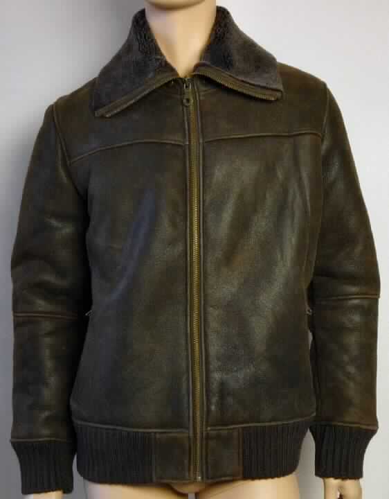 Kleidung aus Pelzfellen, Herrenjacke, sog. Snowy River Jacket, Foto siehe Anlage, 
- aus verschiedenen Stoffen zusammengesetzte Ware, bestehend aus:
- - gewachsenem, mit dem Haarkleid gegerbtem Schaffell, wobei die Fleischseite als 
    Außenseite gearbeitet ist,
- - ca. 8 cm breiten Spinnstoffengewirken an den Ärmelenden und am unteren Rand,
- nach dem Umfang und aufgrund des Wertes bestimmt das Pelzfell den wesentlichen
  Charakter der zusammengesetzten Ware,
- über die Taille reichend (Rückenlänge ca. 66 cm), 
- mit einem Kragen und langen Ärmeln ausgestattet, 
- vorn mit einer durchgehenden Öffnung mit Reißverschluss, 
- mit zwei eingesetzten Taschen in Taillenhöhe.

"Kleidung, aus Pelzfellen (Schaffell)"