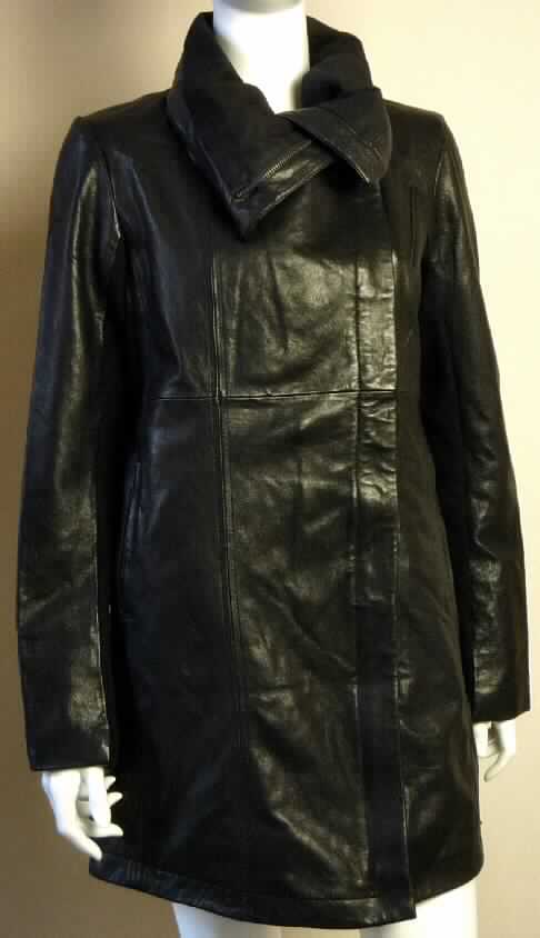 Kleidung aus Leder, Damenjacke, sog. Coronet Bay Coat, Foto siehe Anlage, 
- aus verschiedenen Stoffen zusammengesetzte Ware, bestehend aus:
- - Leder am Vorder- und Rückenteil und an den oberen Seiten der Ärmel,
- - Spinnstoffen (Gewirke) an der unteren Seite der Ärmel, 
- nach dem Umfang und aufgrund des Wertes bestimmt das Leder den wesentlichen 
  Charakter der zusammengesetzten Ware, 
- über die Taille reichend (Rückenlänge ca. 78 cm), 
- mit langen Ärmeln, 
- vorne mit einer durchgehenden Öffnung mit Reißverschluss,
- gefüttert.

"Kleidung aus Leder"