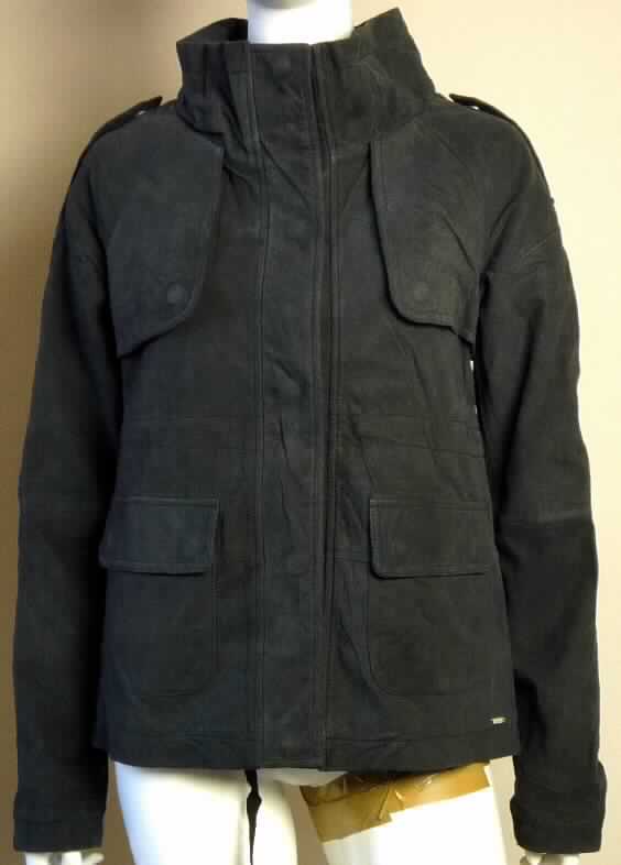 Kleidung aus Leder, Damenjacke, sog. Roseriver Jacket, Foto siehe Anlage, 
- ganz aus Leder (lt. Antrag Schafleder),
- über die Taille reichend (Rückenlänge ca. 60 cm) , 
- mit einem Stehkragen, 
- mit langen Ärmeln, 
- vorn mit einer durchgehenden Öffnung mit Druckknöpfen,
- mit zwei aufgesetzten Taschen in Taillenhöhe, 
- gefüttert.

"Kleidung aus Leder"
