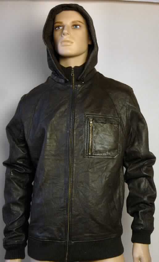 Kleidung aus Leder, Herrenjacke, sog. Sawmills Jacket, Foto siehe Anlage, 
- aus verschiedenen Stoffen zusammengesetzte Ware, bestehend aus:
- - Leder am Vorder- und Rückenteil und an den Ärmeln,
- - ca. 7 cm breiten Spinnstoffengewirken an den Ärmelenden, am unteren Rand und 
    am Kragen, 
- nach dem Umfang und aufgrund des Wertes bestimmt das Leder den wesentlichen 
  Charakter der zusammengesetzten Ware, 
- über die Taille reichend (Rückenlänge ca. 71 cm), 
- mit langen Ärmeln, 
- vorne mit einer durchgehenden Öffnung mit Reißverschluss,
- mit einer abnehmbaren Kapuze,
- gefüttert.

"Kleidung aus Leder"