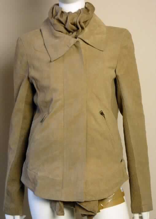 Kleidung aus Leder, Damenjacke, sog. Tamala Park Jacket, Foto siehe Anlage, 
- aus verschiedenen Stoffen zusammengesetzte Ware, bestehend aus:
- - Leder am Vorder- und Rückenteil und an den oberen Seiten der Ärmel,
- - Spinnstoffen (Gewirke) an der unteren Seite der Ärmel, unterhalb der Achseln und in
    in Form eines abknöpfbaren Schals,
- nach dem Umfang und aufgrund des Wertes bestimmt das Leder den wesentlichen 
  Charakter der zusammengesetzten Ware, 
- über die Taille reichend (Rückenlänge ca. 59 cm), 
- mit langen Ärmeln, 
- vorne mit einer durchgehenden Öffnung mit Reißverschluss,
- gefüttert.

"Kleidung aus Leder"