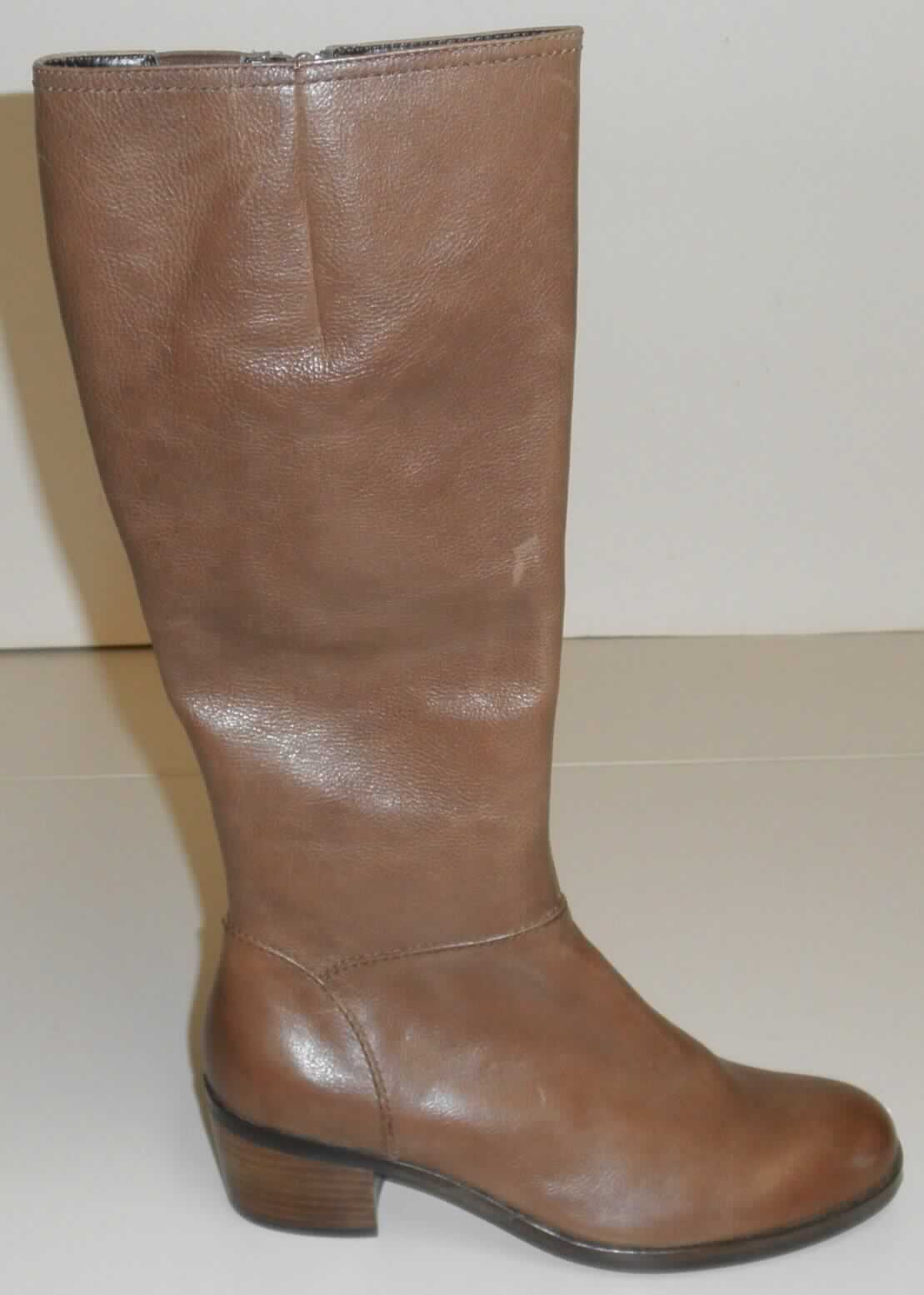 Freizeitstiefel (Foto siehe Anlage)
- mit Laufsohlen aus (lt. Antrag) Kautschuk; ohne Hauptsohle aus Holz,
- mit Oberteil (geschlossenes Blatt) aus Leder (den größten Teil der Außenfläche bildend) und Spinnstoff,
- seitlich mit Reißverschluss,
- ohne Metallschutz in der Vorderkappe,
- den Knöchel und die Wade bedeckend (die dickste Stelle der Wade bedeckend),
- mit einer Länge der Innensohle von mehr als 24 cm,
- für Frauen (u. a. schmaler Schnitt)

"Schuhe mit Laufsohlen aus Kautschuk und Oberteil aus Leder, andere als in den UPos.
 6403 1200 bis 6403 9191 genannt, für Frauen"