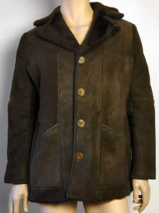 Kleidung aus Pelzfellen, Herrenjacke, sog. Jundabyne Jacket, Foto siehe Anlage, 
- aus gewachsenem, mit dem Haarkleid gegerbtem Schaffell, wobei die Fleischseite als 
  Außenseite gearbeitet ist,
- über die Taille reichend (Rückenlänge ca. 78 cm), 
- mit einem Kragen und langen Ärmeln ausgestattet, 
- vorn mit einer durchgehenden Öffnung mit Knöpfen, 
- mit zwei aufgesetzten Taschen.

"Kleidung, aus Pelzfellen (Schaffell)"
