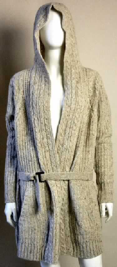 Strickjackenähnliches Kleidungsstück, sog. Frauenstrickmantel, Nariel Valley Jacket, Größe S, Foto siehe Anlage,
- aus 4 mm dicken Gewirken aus lt. Antrag 100 % Merinowolle,
- über den Schritt reichend (Rückenlänge: 79 cm),
- mit einer Kapuze, 
- mit einer durchgehenden Öffnung, ohne Verschluss,
- ohne Hinweise auf den Trägerkreis (unisex),
- mit langen Ärmeln,
- in der Taille mit einem durch Gürtelschlaufen gezogenen Bindegürtel mit Schnalle,
- mit zwei Taschen unterhalb der Taille,
- ohne Formfestigkeit, somit keine Jacke der Position 6104,
- aufgrund der Länge und der Ausstattung keine Ware der Position 6102,
- am unteren Rand mit einem gerippten Bund.

"Strickjackenähnliches Kleidungsstück, aus Gewirken, aus Wolle, für Frauen"