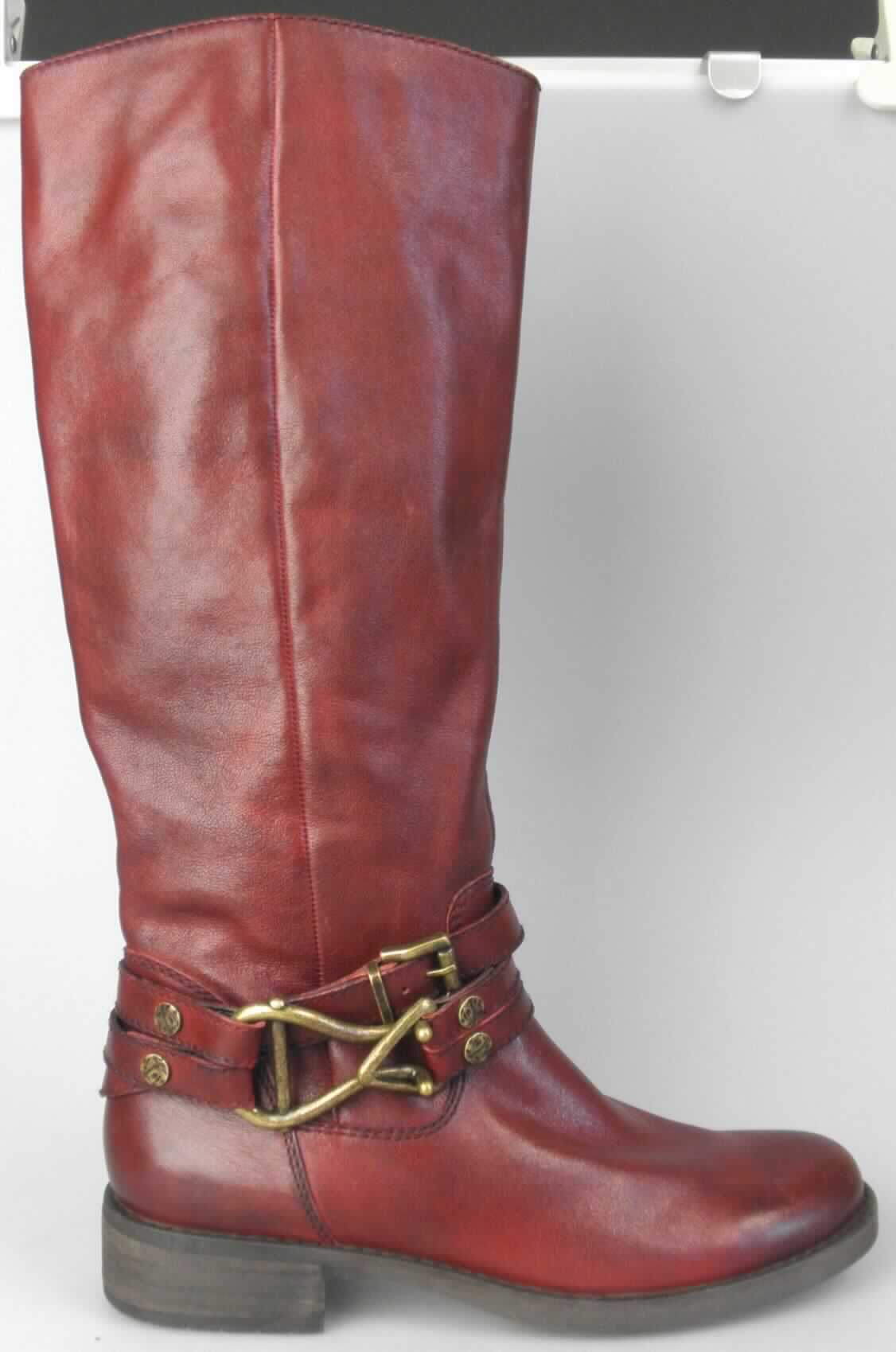 Freizeitstiefel (Foto siehe Anlage)
- mit Laufsohlen aus (lt. Antrag) Kautschuk; ohne Hauptsohle aus Holz,
- mit Oberteil (geschlossenes Blatt) aus Leder,
- mit Zierriegel mit Verschlüssen aus unedlem Metall,
- seitlich mit Reißverschluss,
- ohne Metallschutz in der Vorderkappe,
- den Knöchel und die Wade bedeckend (die dickste Stelle der Wade bedeckend),
- mit einer Länge der Innensohle von mehr als 24 cm,
- für Frauen (u. a. schmaler Schnitt)

"Schuhe mit Laufsohlen aus Kautschuk und Oberteil aus Leder, andere als in den UPos.
 6403 1200 bis 6403 9191 genannt, für Frauen"