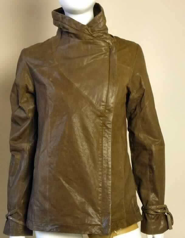 Kleidung aus Leder, Damenjacke, sog. Drummond Cove Jacket, Foto siehe Anlage, 
- ganz aus Leder (lt. Antrag Schafleder),
- über die Taille reichend (Rückenlänge ca. 63 cm), 
- auf der Innenseite des Kragens mit Spinnstoffgewirken ausgestattet, 
- mit langen Ärmeln, 
- vorn mit einer durchgehenden Öffnung mit einem Reißverschluss,
- gefüttert.

"Kleidung aus Leder"