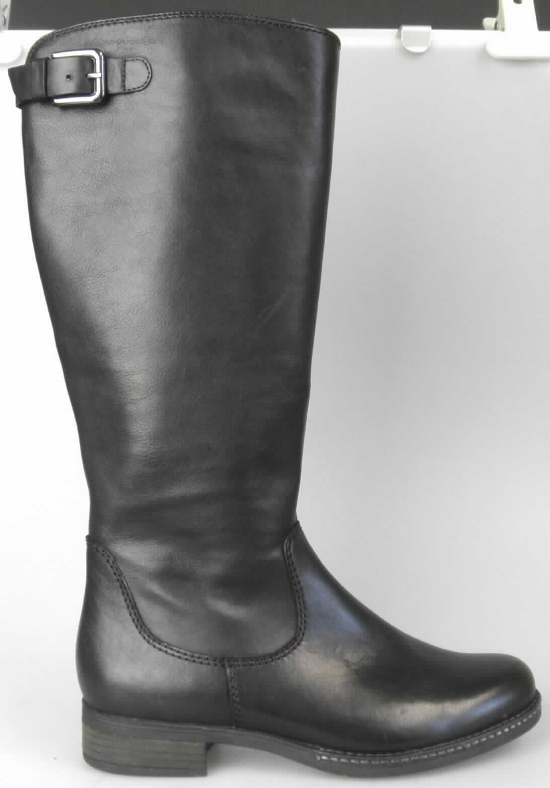 Freizeitstiefel (Foto siehe Anlage)
- mit Laufsohlen aus (lt. Antrag) Kautschuk; ohne Hauptsohle aus Holz,
- mit Oberteil (geschlossenes Blatt) aus Leder,
- mit Zierriegel mit Schnallenverschluss,
- seitlich mit Reißverschluss,
- ohne Metallschutz in der Vorderkappe,
- den Knöchel und die Wade bedeckend (die dickste Stelle der Wade bedeckend),
- mit einer Länge der Innensohle von mehr als 24 cm,
- für Frauen (u. a. schmaler Schnitt)

"Schuhe mit Laufsohlen aus Kautschuk und Oberteil aus Leder, andere als in den UPos.
 6403 1200 bis 6403 9191 genannt, für Frauen"