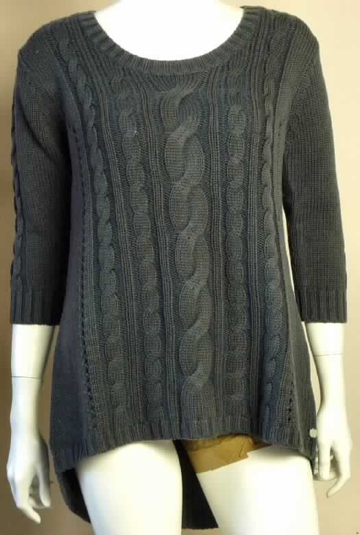 Andere Kleidung, sog. Frauenpullover, Nora Creina Pullover, Größe S, Foto siehe Anlage,
- aus ca. 3,5 mm dicken Gewirken aus lt. Antrag 100 % Merinowolle,
- mit einem halsfernen Ausschnitt,
- über die Taille reichend (Rückenlänge: ca. 72 cm), vorn ca. 14 cm kürzer gearbeitet,
- mit 3/4 langen Ärmeln,
- hinten mit einer durchgehenden Öffnung mit Reißverschluss (somit keine Ware der Position 6110),
- am unteren, nicht verengenden Rand und an den Ärmelenden abgepasst gewirkt.

"Kleidung, andere als in den Positionen 6101 bis 6113 genannte, aus Gewirken, aus Wolle"