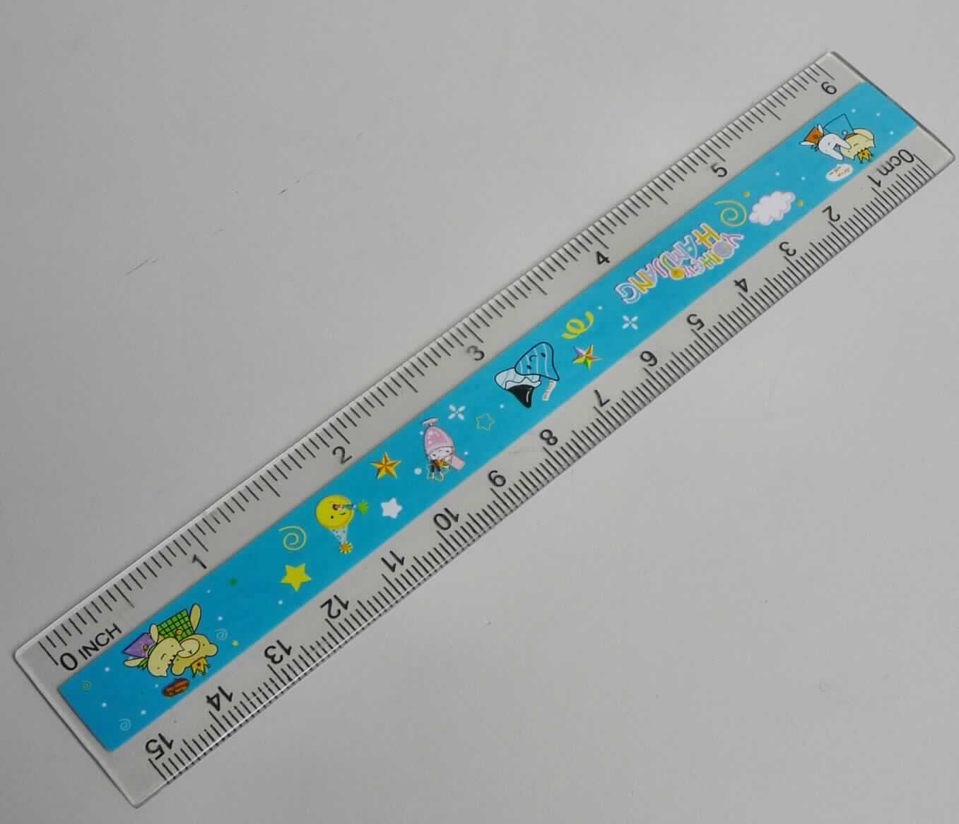 Sog. "Lineal", im Wesentlichen bestehend aus einem ca. 16,0 cm langen und ca. 2,8 cm breiten Lineal aus durchsichtigem Kunststoff, mit einer Ableseskala in mm- und Inch-Einteilung (0 -15 cm; 0 - 6 Inch). Auf der Oberfläche befindet sich ein Aufkleber mit bunten Motiven.

Das Lineal ist ein Hilfsmittel zum Zeichnen gerader Linien, welches auch zum Messen von Längen genutzt wird.

Äußere Form: siehe Abbildung in der Anlage

Die Ware wird als "Längenmessinstrument für den Handgebrauch, im Kapitel 90 anderweit weder genannt noch inbgegriffen, Lineal mit Maßeinteilung" eingereiht.