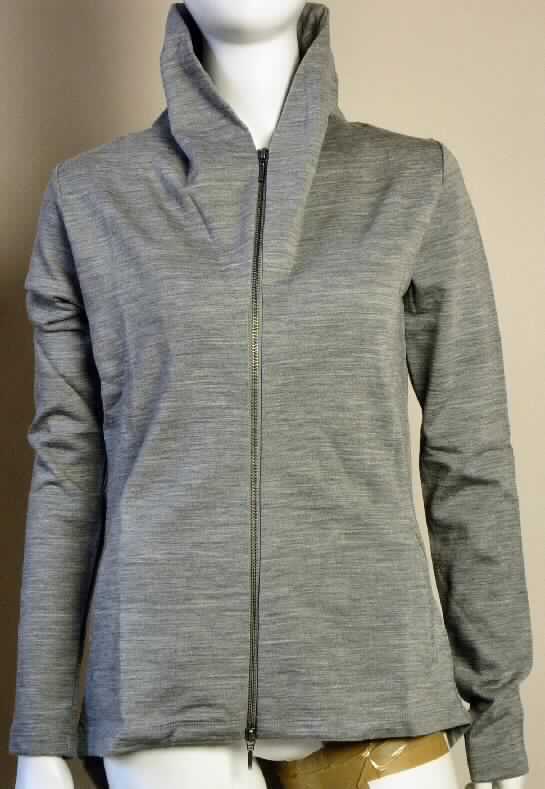 Strickjackenähnliches Kleidungsstück, sog. Frauenjacke mit Reißverschluß, Eaton Jacket, French Terry,
Größe S, Foto siehe Anlage,
- aus ca. 0,9 mm dicken Gewirken aus lt. Antrag 100 % Merinowolle,
- über die Taille reichend (Rückenlänge: ca. 72 cm), vorn ca. 14 cm kürzer gearbeitet,
- mit Kragen,
- vorn mit einer durchgehenden Öffnung mit Reißverschluss; ohne Merkmale auf den Trägerkreis (unisex), 
- mit langen Ärmeln,
- mit zwei eingesetzten Taschen unterhalb der Taille (u. a. somit keine Ware der Position 6106),
- weist keine Formfestigkeit auf (somit keine Jacke der Position 6104),
- wird im Allgemeinen nicht über jeder anderen Kleidung und zum Schutz gegen das Wetter
  getragen, somit kein Kleidungsstück der Position 6102.

"Strickjackenähnliches Kleidungsstück, aus Gewirken, aus Wolle, für Frauen"