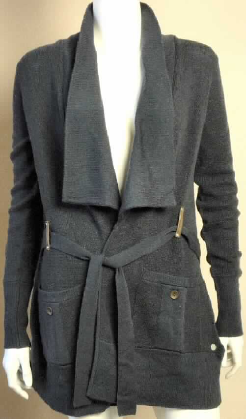 Strickjacke, sog. Frauenjacke, Airly Cardigan, Größe S, Foto siehe Anlage,
- aus ca. 2,2 mm dicken Gewirken aus lt. Antrag 100 % Merinowolle,
- über die Taille reichend (Rückenlänge: ca. 67 cm), 
- mit Kragen,
- vorn mit einer durchgehenden Öffnung ohne Verschluss,
- ohne Hinweis auf den Trägerkreis (unisex),
- mit langen Ärmeln,
- mit zwei aufgesetzten Taschen unterhalb der Taille,
- mit einem durch Schlaufen geführten Bindegurt,
- ohne Formfestigkeit, somit keine Jacke der Position 6104,
- am unteren Rand abgepasst gewirkt.

"Strickjacke, aus Gewirken, aus Wolle, für Frauen"