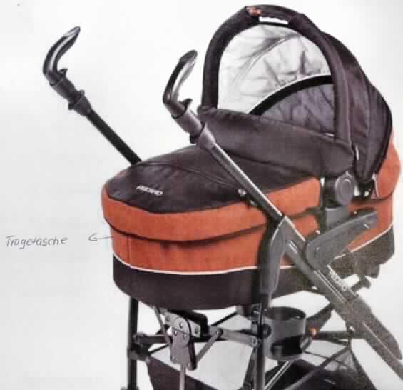 Bei der sog. "Tragetasche (Aufsatz) für Kinderwagen" handelt es sich um eine noch nicht zusammengesetzte, ovale Kinderwagenwanne mit einer Liegefläche von ca. 70 x 33 cm und einer Fixiermöglichkeit des Kindes, die auch kurzfristig als Babytragetasche verwendet werden kann. Der Aufsatz ist mit einem Rahmen, einem abklappbaren, bügelförmigen Tragegriff, einem vom Bügel mittels Reißverschluss abtrennbaren sowie vom Aufsatz mittels Klettverschlüssen abnehmbaren Verdeck, einem abnehmbaren, mit Klettverschlüssen sowie der Aufschrift "RECARO" versehenen Oberteil, einer herausnehmbaren, weich gepolsterten Einlage mit Matratze und einer Bodenholzplatte versehen.
Am Unterteil des Aufsatzes befinden sich spezielle, mit Schrauben fixierte Vorrichtungen aus Kunststoff zum Befestigen am Kinderwagen (nicht Gegenstand dieser vZTA).
Die in einem Karton verpackte Ware ist hauptsächlich zur Verwendung als Aufsatz für einen Kinderwagen bestimmt und stellt sich somit als erkennbares Teil eines Kinderwagens dar. Eine anderweitige kurzfristige Verwendung als "Tragetasche" steht der Einreihung nicht entgegen.

Das Erzeugnis ist als "Teil eines Kinderwagens" einzureihen.