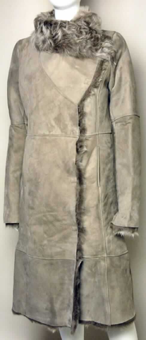 Kleidung aus Pelzfellen, Damenmantel, sog. Gracetown Coat, W02045, Foto siehe Anlage, 
- aus gewachsenem, mit dem Haarkleid gegerbtem Schaffell, wobei die Fleischseite als 
  Außenseite gearbeitet ist,
- mit einer Rückenlänge von ca. 107 cm, 
- mit einem Kragen und langen Ärmeln ausgestattet, 
- vorn mit einer durchgehenden Öffnung mit Hakenverschluss, 
- mit zwei eingesetzten Taschen in Taillenhöhe.

"Kleidung, aus Pelzfellen (Schaffell)"