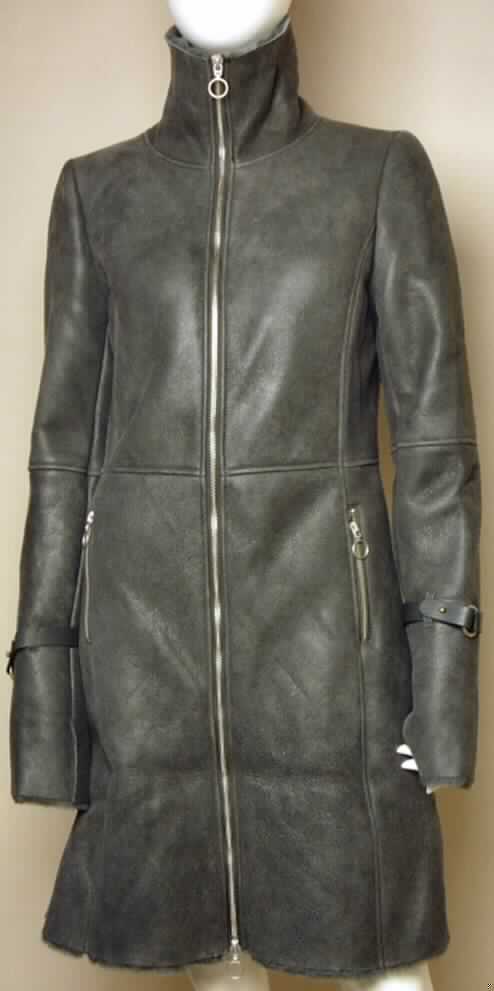 Kleidung aus Pelzfellen, Damenmantel, sog. Silverleaves Coat, W02046, Foto siehe Anlage, 
- aus gewachsenem, mit dem Haarkleid gegerbtem Schaffell, wobei die Fleischseite als 
  Außenseite gearbeitet ist,
- mit einer Rückenlänge von ca. 93 cm, 
- mit einem Kragen und langen Ärmeln ausgestattet, 
- vorn mit einer durchgehenden Öffnung mit Reißverschluss, 
- mit zwei eingesetzten Taschen in Taillenhöhe.

"Kleidung, aus Pelzfellen (Schaffell)"