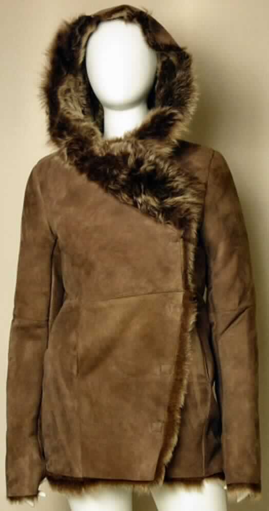 Kleidung aus Pelzfellen, Damenjacke, sog. Swanhaven Jacket, W02047, Foto siehe Anlage, 
- aus gewachsenem, mit dem Haarkleid gegerbtem Schaffell, wobei die Fleischseite als 
  Außenseite gearbeitet ist,
- mit einer Rückenlänge von ca. 74 cm, 
- mit einer Kapuze und langen Ärmeln ausgestattet, 
- vorn mit einer durchgehenden Öffnung mit Hakenverschluss, 
- mit zwei eingesetzten Taschen in Taillenhöhe.

"Kleidung, aus Pelzfellen (Schaffell)"