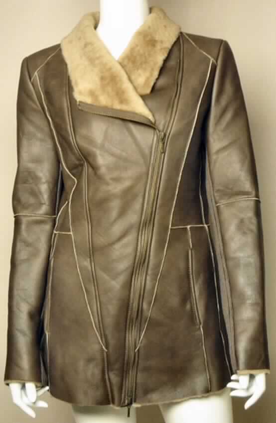 Kleidung aus Pelzfellen, Damenjacke, sog. South Coast Jacket, W02048, 
Foto siehe Anlage, 
- aus verschiedenen Stoffen zusammengesetzte Ware, bestehend aus:
- - gewachsenem, mit dem Haarkleid gegerbtem Schaffell, wobei die Fleischseite als 
    Außenseite gearbeitet ist,
- - Spinnstoffen (Gewirke) an der unteren Seite der Ärmel,
- nach dem Umfang und aufgrund des Wertes bestimmt das Pelzfell den wesentlichen
  Charakter der zusammengesetzten Ware,
- über die Taille reichend (Rückenlänge ca. 71 cm), 
- mit einem Kragen und langen Ärmeln ausgestattet, 
- vorn mit einer durchgehenden Öffnung mit Reißverschluss, 
- mit zwei eingesetzten Taschen in Taillenhöhe.

"Kleidung, aus Pelzfellen (Schaffell)"