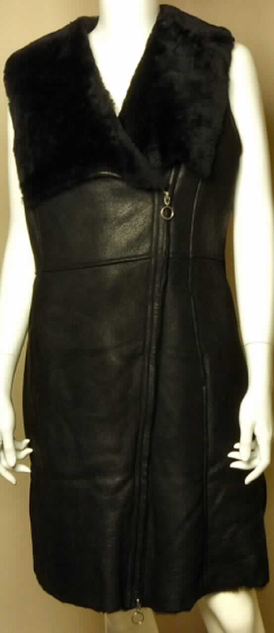 Kleidung aus Pelzfellen, Damenjacke (ärmellos), sog. Beauty Point Gilet, W02050,
Foto siehe Anlage, 
- aus gewachsenem, mit dem Haarkleid gegerbtem Schaffell, wobei die Fleischseite als 
  Außenseite gearbeitet ist,
- mit einer Rückenlänge von ca. 94 cm, 
- ärmellos, 
- vorn mit einer durchgehenden Öffnung mit Reißverschluss, 
- mit zwei eingesetzten Taschen in Taillenhöhe.

"Kleidung, aus Pelzfellen (Schaffell)"