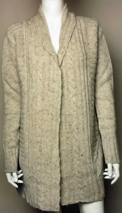 Strickjacke, sog. Damenjacke W02075, Bellbird Creek Jacket, Größe S, Foto siehe Anlage,
- aus bis zu 4 mm dicken Gewirken aus lt. Antrag 100 % Merinowolle,
- über den Schritt reichend (Rückenlänge: ca. 83 cm), 
- mit Kragen,
- vorn mit einer durchgehenden Öffnung ohne Verschluss,
- ohne Hinweis auf den Trägerkreis (unisex),
- mit langen Ärmeln,
- ohne Formfestigkeit, somit keine Jacke der Position 6104,
- am unteren Rand abgepasst gewirkt.

"Strickjacke, aus Gewirken, aus Wolle, für Frauen"
