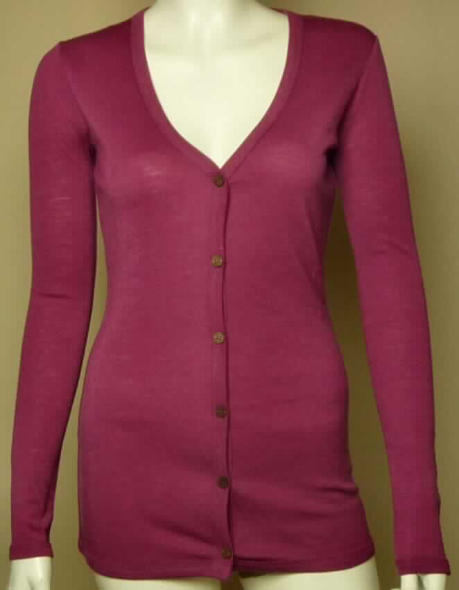 Hemdbluse, sog. Damenstrickjacke W02091, Dargo Cardigan, Größe S, Foto siehe Anlage,
- aus 0,8 mm dicken, einfarbigen Gewirken aus lt. Antrag 100 % Merinowolle; mit durchschnittlich mehr als
  10 Maschen je linearen Zentimeter in jeder Richtung,
- über die Taille reichend (Rückenlänge: 67 cm), 
- mit einem V- förmigen Halsausschnitt,
- vorn mit einer durchgehenden Öffnung mit Knopfverschluss von rechts über links (Frauenkleidung),
- mit langen Ärmeln,
- am unteren Rand gesäumt,
- den Hemden für Männer entsprechend zugeschnitten.

"Hemdbluse, aus Gewirken, für Frauen, aus Wolle"