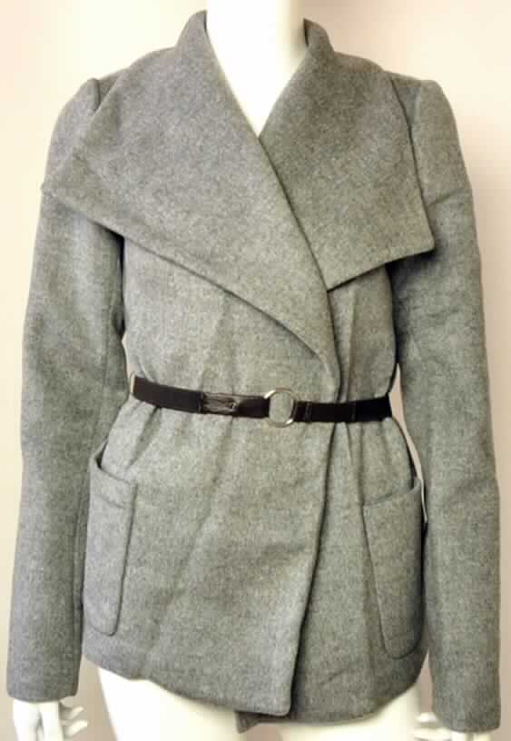 Zweiteilige Warenzusammenstellung, bestehend aus einer Jacke und einem Gürtel,
sog. Frauenjacke W02058, Lake Eliza Jacket, Größe S, Foto siehe Anlage,
- gemeinsam für den Einzelverkauf aufgemacht und zur Befriedigung eines speziellen Bedarfs zusammengestellt,
- Jacke:
-- aus ca. 2 mm dicken Geweben aus lt. Antrag 100 % Merinowolle, 
-- über die Taille reichend (Rückenlänge: ca. 64 cm),
-- mit einem Reverskragen,
-- vorn mit einer durchgehenden Öffnung ohne Verschluss, 
-- ohne Hinweise auf den Trägerkreis (unisex),
-- mit langen Ärmeln, 
-- im Bereich der Taille mit Gürtelschlaufen, 
-- mit zwei aufgesetzten Taschen unterhalb der Taille,
-- am unteren Rand gesäumt,
-- wird nach Schnitt und Ausstattung (u. a. fehlendes Verschlusssystem) im Allgemeinen nicht als äußerstes 
   Kleidungsstück über jeder anderen Kleidung und zum Schutz gegen das Wetter getragen (somit keine Ware
   der Position 6202),
- Gürtel (Bekleidungszubehör):
-- überwiegend aus Geweben (ca. 75 cm lang und 2 cm breit), 
-- elastisch gearbeitet,
- nach Wert und Umfang bestimmt die Jacke den Charakter der Warenzusammenstellung.

"Jacke, aus Geweben, für Frauen, aus Wolle"