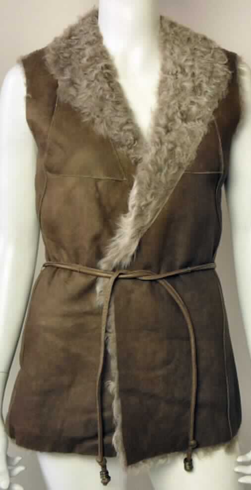 Kleidung aus Pelzfellen, Damenweste, sog. Claremont Gilet, W02051, Foto siehe Anlage, 
- aus verschiedenen Stoffen zusammengesetzte Ware, bestehend aus:
- - gewachsenem, mit dem Haarkleid gegerbtem Schaffell, wobei die Fleischseite als 
    Außenseite gearbeitet ist,
- - Spinnstoffen (Gewirke) als Einsatz im Rückenteil,
- nach dem Umfang und aufgrund des Wertes bestimmt das Pelzfell den wesentlichen
  Charakter der zusammengesetzten Ware,
- über die Taille reichend (Rückenlänge ca. 63 cm), 
- ärmellos, 
- vorn mit einer durchgehenden Öffnung und einem schmalen Gürtel als Verschluss.

"Kleidung, aus Pelzfellen (Schaffell)"