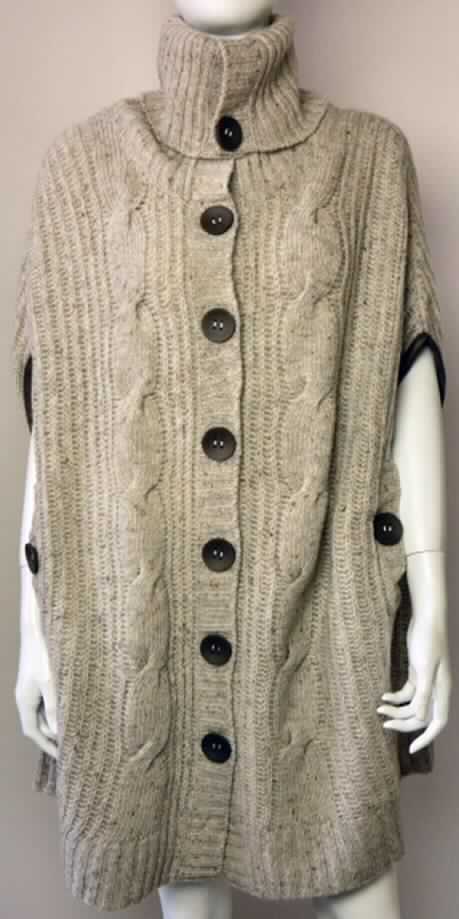 Kleid, sog. Poncho W02076, Tura Beach Poncho, Größe S, Foto siehe Anlage,
- aus ca. 4 mm dicken Gewirken aus lt. Antrag 100 % Merinowolle,
- mit einem sehr hohen Kragen,
- über den Schritt reichend (Rückenlänge: 87 cm), kann aufgrund der Länge ohne ein 
  weiteres, den Unterkörper bedeckendes Kleidungsstück getragen werden,
- vorn mit einer durchgehenden Öffnung mit Knopfverschluss von rechts über links; der 
  letzte Knopf befindet sich ca. 16 cm oberhalb des unteren Randes (damit schrittbedeckend), 
- mit Armöffnungen,
- seitlich mit eingesetzten Taschen,
- am unteren Rand mit einem gerippten, nicht verengenden Bund.

"Kleid, aus Gewirken, für Frauen, aus Wolle"