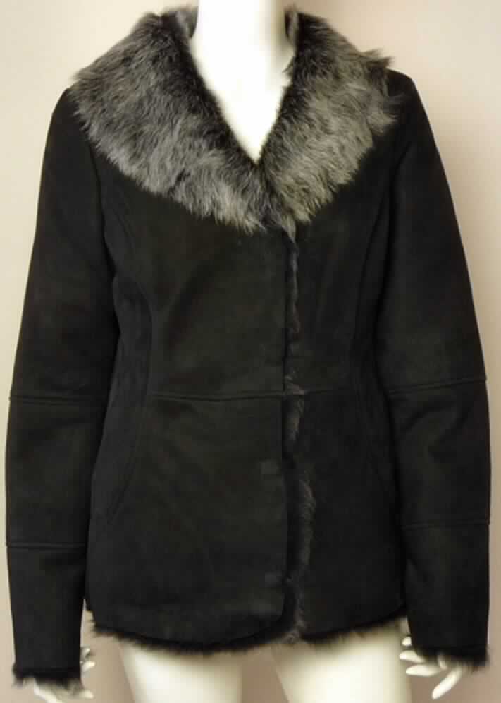 Kleidung aus Pelzfellen, Damenjacke, sog. Sunday Island Jacket, W02049,
Foto siehe Anlage, 
- aus gewachsenem, mit dem Haarkleid gegerbtem Schaffell, wobei die Fleischseite als 
  Außenseite gearbeitet ist,
- mit einer Rückenlänge von ca. 64 cm, 
- mit einem Kragen und langen Ärmeln ausgestattet, 
- vorn mit einer durchgehenden Öffnung mit Hakenverschluss, 
- mit zwei eingesetzten Taschen in Taillenhöhe.

"Kleidung, aus Pelzfellen (Schaffell)"