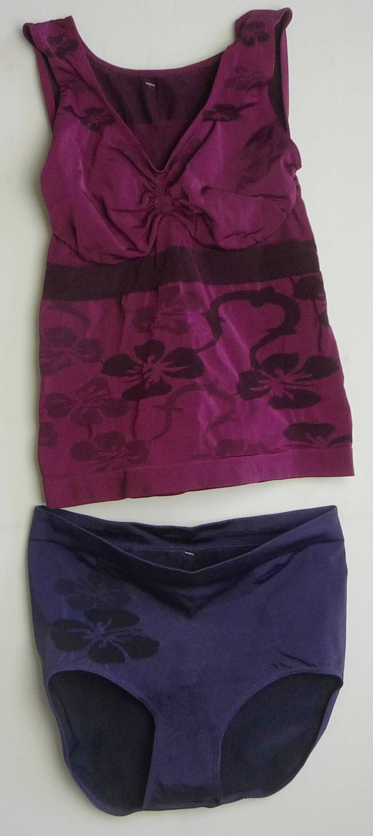 Unterhemd und Unterhose, sog. Shapewear Tankini, Größe M, Foto siehe Anlage,
- als zweiteilige Zusammenstellung,
- kein zweiteiliger Badeanzug, da Ober- und Unterteil aufgrund der Beschaffenheit nicht erkennen lassen, dass sie
  ausschließlich oder hauptsächlich dazu bestimmt sind, als Badekleidung getragen zu werden,
- keine Kombination, weil weder Waren der Position 6108 noch Waren der Position 6109 als Bestandteil einer 
  Kombination zugelassen sind,
- aus bis zu ca. 1,1 mm dicken, buntgewirkten Gewirken aus laut Antrag 91 % Polyamid und 9 % Elasthan (beides 
  synthetische Chemiefasern),
- Unterhose:
-- als Taillenslip gearbeitet; mit einem ca. 3 cm breiten, elastischen Bund,
-- ohne Öffnung und ohne Verschluss,
-- aufgrund des Schnitts eindeutig als Frauenkleidung erkennbar,
-- mit ca. 14 cm hohen Seitenteilen (vom Beinausschnitt bis zum oberen Rand gemessen),
-- mit hohen Beinausschnitten, an allen Rändern mit elastischen Abschlüssen,
-- im Schritt mit einer Hygieneeinlage ausgestattet,
-- stellt sich aufgrund der Materialzusammensetzung nicht als Ware der Position 6212 dar.

"Slip, aus Gewirken, für Frauen, aus Chemiefasern"