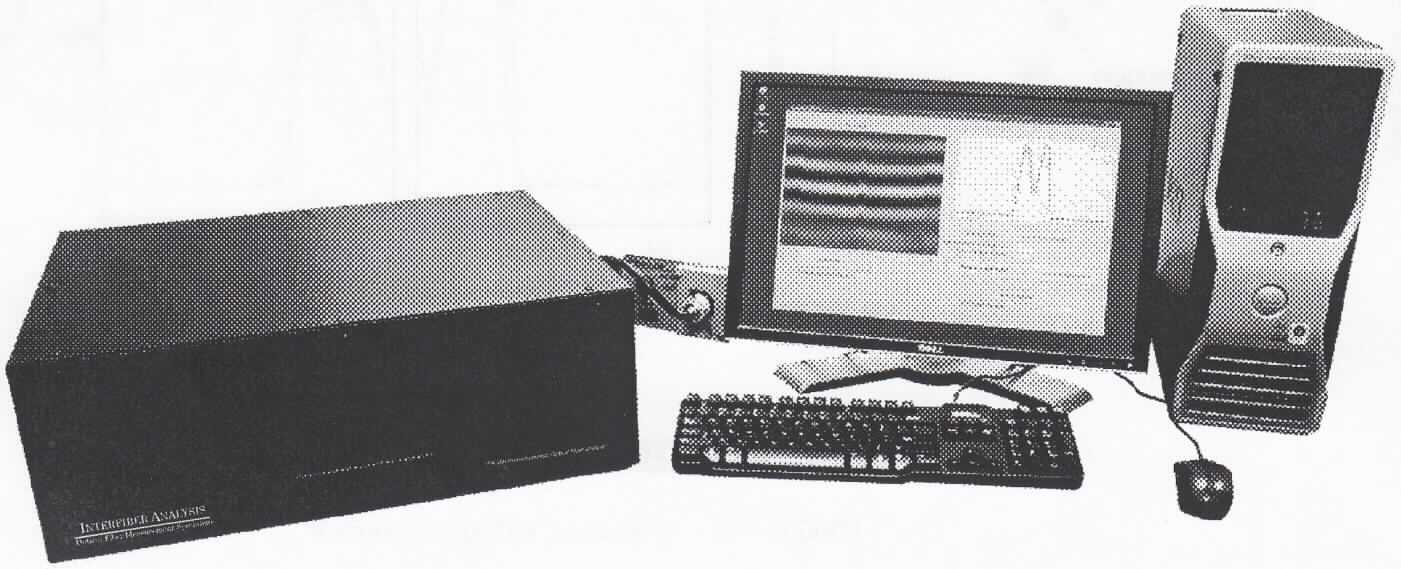 Messgerät zur Bestimmung des Brechungsindexprofils von optischen Fasern, in Form einer funktionellen Einheit, im Wesentlichen bestehend aus einem Messsystem, das über Kabel mit einem PC verbunden ist, welcher der Steuerung sowie der Auswertung der Messergebnisse und deren Ausgabe dient (Abbildung siehe Anlage). Das Messsystem ist im Wesentlichen mit einer Lichtquelle, einem Interferometer, einem CCD-Detektor sowie zwei Strahlteilern ausgestattet. Das Messsystem kann den Brechungsindex einer optischen Faser ihrer Achse nach bei Wellenlängen von 375 Nanometer bis 2 Mikrometer messen.
Die Ware wird als "optische Strahlen verwendendes Gerät für physikalische oder chemische Untersuchungen, anderes als Unterposition (HS) 9027 10 bis 9027 30" eingereiht.