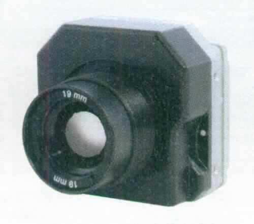 Wärmebildkamera, Model Flir Tau 2 - 336, komplettes Sensormodul, im Wesentlichen bestehend aus einer elektronischen Senorbaugruppe, Halteelementen und Objektiv, mit verschiedenen Brennweiten analog zu den einzelnen Objektiven (7,5 mm/ 13mm/ 19 mm), ohne internen Bildspeicher, in einem Gehäuse mit den Maßen ca. 4,5 cm x 4,5 cm x 3 cm (H x B x T). 

Das Gerät ist für einen Betrieb bei Temperaturen zwischen -40° C - 80° C ausgelegt und dient der Aufnahme von Infrarotstrahlungsbildern (Auflösung 336 x 256 Pixel) und zur Temperaturmessung anvisierter Objekte.
Die Daten werden an eine Anzeigeeinheit (nicht Gegenstand dieser vZTA-Entscheidung) übertragen, auf der das Bild in unterschiedlichen Farben dargestellt wird, um die Ergebnisse der Temperaturmessungen in der Maßeinheit Grad Celsius oder Fahrenheit zu visualisieren.

Die Ware ist als "elektronisches Thermometer, nicht mit anderen Instumenten kombiniert, nicht unmittelbar ablesbar und flüssigkeitsgefüllt, nicht für zivile Luftfahrzeuge" einzureihen.