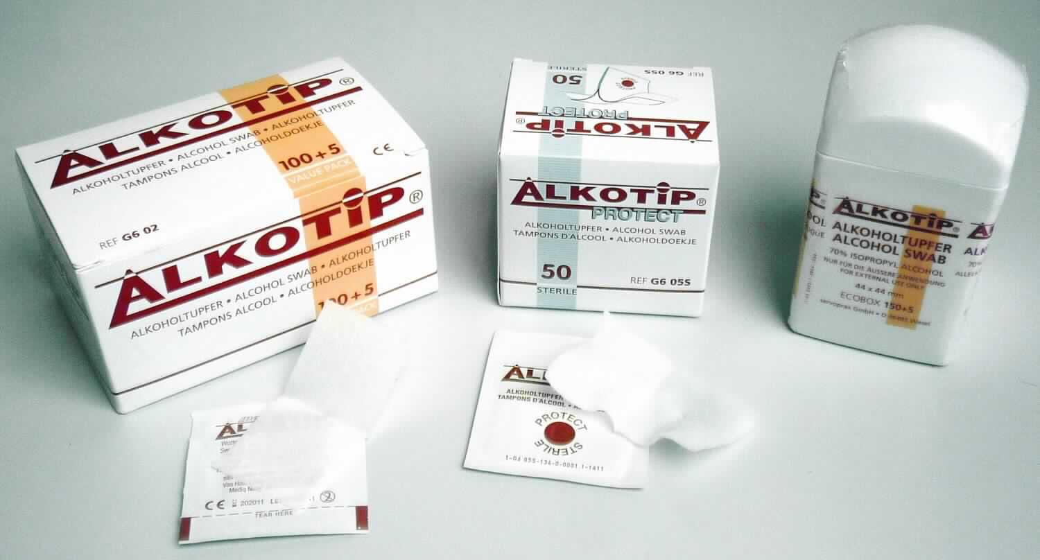 Tupfer zu medizinischen Zwecken

Bei den vorgelegten Waren handelt es sich um mit Isopropanol getränkte, weiße Vliestücher in den Abmessungen  6,5 x 3,0 cm bzw. 4,4 x 4,4 cm. Die Tücher sind einzeln in bunt bedruckten Aluminiumverbundverpackungen verpackt und in Faltschachteln bzw. einer Kunststoffdispenserdose für den Einzelverkauf aufgemacht. Nach den vorliegenden Angaben werden die Erzeugnisse zur Keimreduzierung der Haut vor Blutabnahmen verwendet.

Die Waren sind in die Position 3005 der Kombinierten Nomenklatur als den Binden dieser Position ähnliche Erzeugnisse, in Aufmachung für den Einzelverkauf zu medizinischen oder chirurgischen Zwecken, einzureihen.