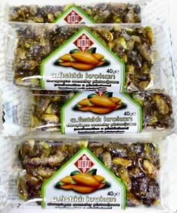 Pistazienriegel.

Antragsangaben (als zutreffend unterstellt): Krokant mit Pistazien 40 g, Pistachio Snack Bar 40 g, Chrupiace orzechy Pistacjowe. Zutaten: 67 % Pistazien, 22 % Zucker, 11 % Glucose. Hersteller: TEMPO.

Warenbeschaffenheit: ca. 10 x 4,5 x 1,3 cm großer Riegel aus Pistazienkernen, dünn mit einer Krokantschicht überzogen, knusprig, süß, karamellisiert, nach gerösteten Pistazien schmeckend. Verpackung: in transparenter, bedruckter Schlauchfolie verpackt. 

Früchte, Nüsse und andere genießbare Pflanzenteile, in anderer Weise zubereitet oder haltbar gemacht, auch mit Zusatz von Zucker, anderen Süßmitteln oder Alkohol, anderweit weder genannt noch inbegriffen, Schalenfrüchte, Erdnüsse und andere Samen, auch miteinander vermischt, keine Erdnüsse, in unmittelbaren Umschließungen mit einem Gewicht des Inhalts von 1 kg oder weniger, keine tropischen Nüsse, geröstete Nüsse, Pistazien.