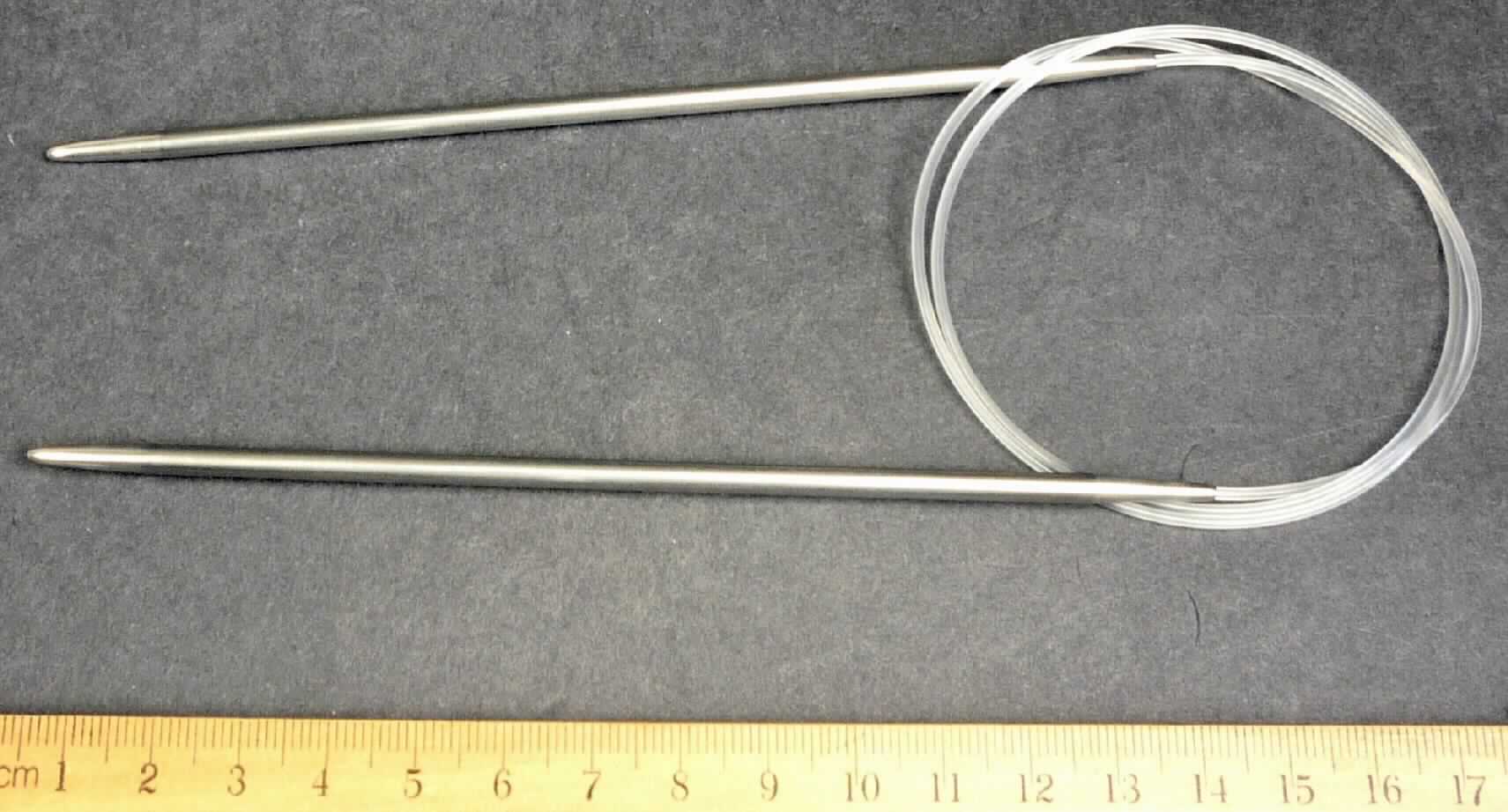 Es handelt sich nach den Angaben der Antragstellerin um etwa 80 cm lange Rundstricknadeln, bestehend aus zwei etwa 14 cm langen, an beiden Enden konisch zulaufenden, glatten Stäben aus Stahl (max. Dicke je nach Modell: 2,0 bis 7,0 mm), die an den jeweils unteren Enden durch ein Monofil aus Kunststoff miteinander verbunden sind. Die Waren sind einzeln in einem geblisterten Kunststoffbeutel verpackt.

Abbildung siehe Anlage.

Derartige Erzeugnisse gehören als "Stricknadeln, zum Handgebrauch, aus Stahl" zum TARIC-Code 7319 90 90 00, da es sich zolltarifrechtlich um eine aus verschiedenen Stoffen zusammengesetzte Ware handelt, deren wesentlicher Charakter nach dem Wert durch den Stahl bestimmt wird.