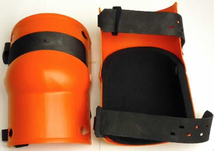 Angaben des Antragstellers: 
Knieschoner mit beweglichem Gelenk

Feststellungen an einem Warenmuster:
Knieschoner, bestehend aus einer orangen Kunststofffront und einem innenliegenden Zellkautschukpolster (siehe Photo). Die Knieschoner werden mit Kautschukbändern am Bein befestigt.

Befund:
Bekleidungszubehör für alle Zwecke, aus Weichkautschuk der Position 4015