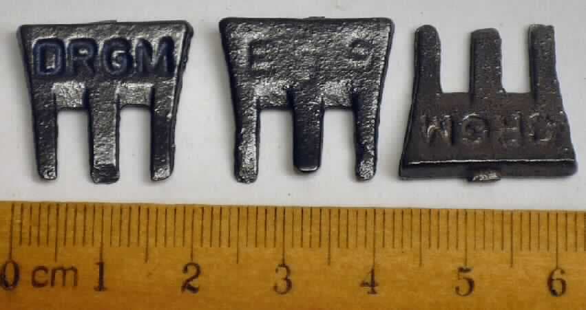 Metallkeil

Bei der Ware handelt es sich um dreizackige metallische Metallkeile mit einer Größe von ca. 20 mm. Nach den Angaben bestehen die Erzeugnisse aus verformbarem Gusseisen (Temperguss). Die Keile werden zum Spreizen von Holzstielen in Hämmern oder Äxten verwendet.

Es handelt sich um ein anderes Gusserzeugnis aus verformbarem Gusseisen des TARIC-Codes 7325 9910 90.