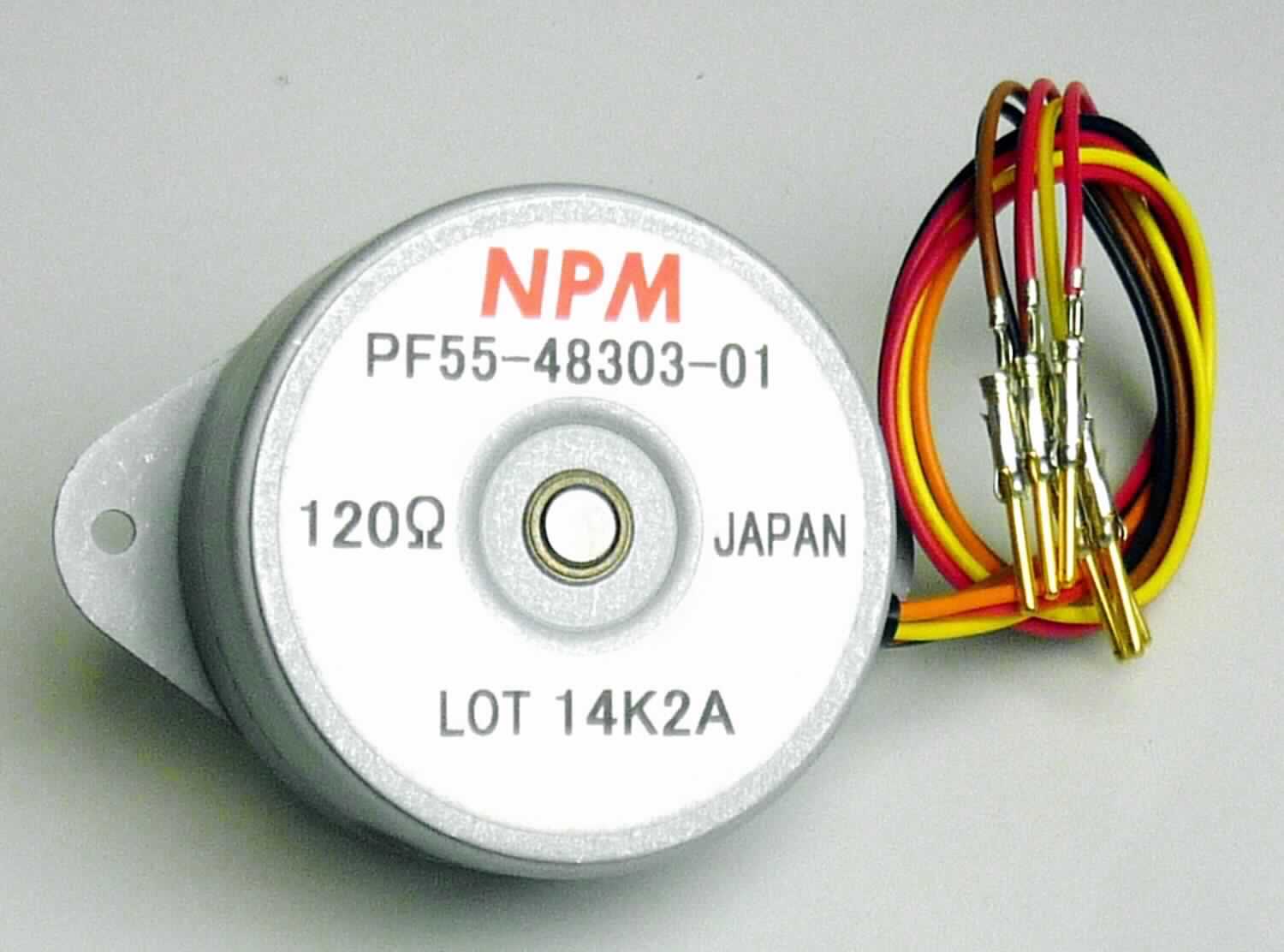 Elektromotor, sog. "Pulse Motor N Assy",
- in Form eines zylinderförmigen Synchronmotors (Schrittmotor), mit Befestigungsplatte,
  (Abmessungen ca. (Durchmesser) 55 x 25 mm),  
- mit einer Leistung von ca. 7,5 W bei einer Versorgungsspannung von 5 V, 
- mit 6 Anschlusskabeln,
- zur Verwendung z.B. in einer Dosierpumpe.

Das Erzeugnis ist als "Elektromotor mit einer Leistung von 37,5 W oder weniger, Synchronmotor mit einer Leistung von 18 W oder weniger, keine Ware der Unterpositionen 8501 1010 10 bis 8501 1010 20 - Schrittmotor" einzureihen.