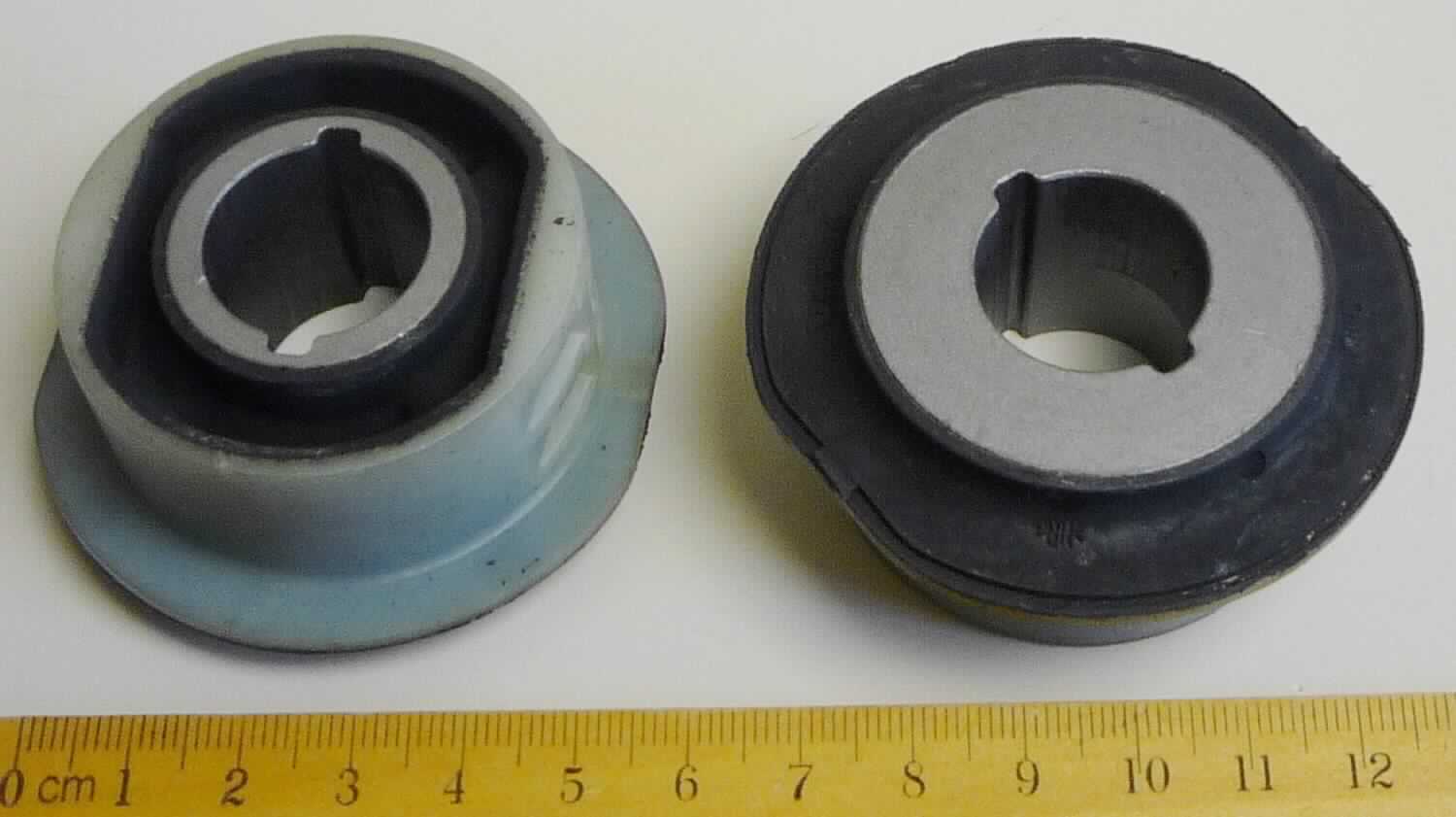 Angaben des Antragstellers: 
Buchse
Verwendungszweck: Isolation von Vibrationen und Lärm im Kfz. Das Teil wird in der Radaufhängung verbaut.
Material: Metall, Naturkautschuk, Kunststoff (PA)

Untersuchungsergebnisse an Warenmustern:
Buchsen aus Metall mit einer Außenbeschichtung aus Kunststoff. Zwischen Metall und Kunststoff befindet sich ein schwarzes, elastisches Material (Außendurchmesser: ca. 4,8 - 6,0 cm, Innendurchmesser: ca. 2,0 - 2,4 cm; Höhe: ca. 2,6 cm).

Befund:
Aufgrund der Verwendung als Dämpfer ist der Kautschukanteil für die Ware charakterverleihend. Danach liegt ein Gummi-Metall-Teil für Kraftfahrzeuge im Sinne der Unterposition 4016 9952 vor.