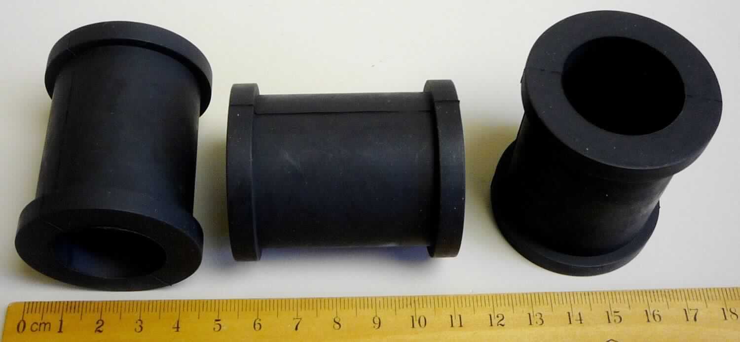 Angaben des Antragstellers:
Gummi-Halter
Verwendungszweck: Dichtungsfunktion, eingebaut in Luftschläuchen im LKW.
Material: Chloropren-Kautschuk

Untersuchungsergebnisse an Warenmustern:
Zylinderartige Formteile mit seitlichen Verbreiterungen an den Enden aus einem schwarzen, elastischen Material (Länge: ca. 5,5 cm, Außendurchmesser: ca. 4,5 cm; Innendurchmesser: ca. 2,8 cm).

Befund:
Es liegt ein Formteil aus Weichkautschuk von der für Kraftfahrzeuge der Positionen 8701 bis 8705 bestimmten Art im Sinne der Unterposition (KN) 4016 9957 vor. Eine Verwendung als Dichtung ist nicht erkennbar.