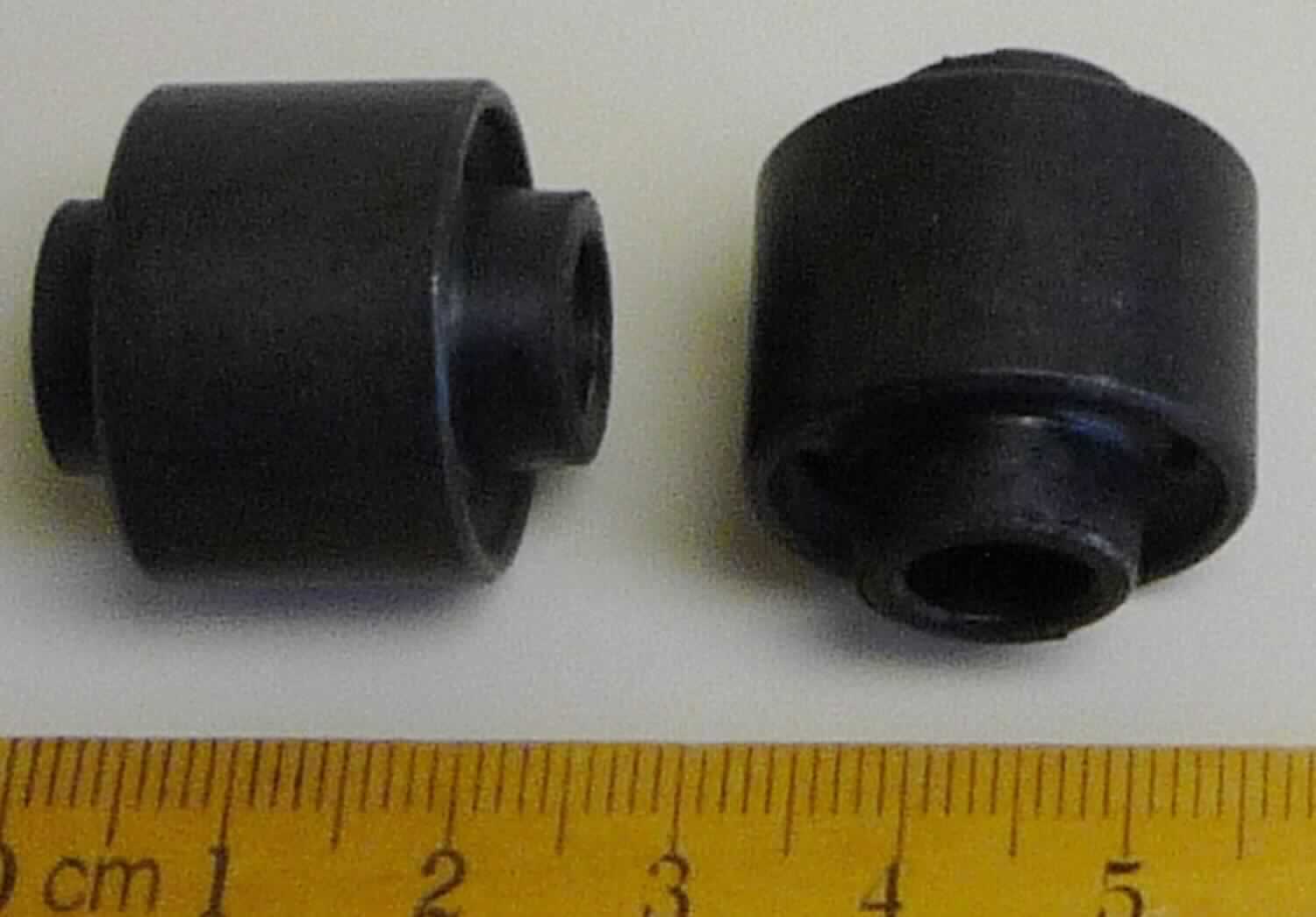 Angaben des Antragstellers: 
Halterung
Verwendungszweck: Schwingungsdämpferfunktion. Das Teil wird in die Gasfeder im Kofferraum eingebaut.
Material: Metall, HNBR

Untersuchungsergebnisse an Warenmustern:
Dämpfer aus zwei Metallrohren, zwischen denen sich ein schwarzes, elastisches Material befindet (Außendurchmesser: ca. 2,3 cm, Innendurchmesser: ca. 0,8 cm; Höhe: ca. 2,4 cm).

Befund:
Aufgrund der Verwendung als Dämpfer ist der Kautschukanteil für die Ware charakterverleihend. Danach liegt ein Gummi-Metall-Teil für Kraftfahrzeuge im Sinne der Unterposition 4016 9952 vor.