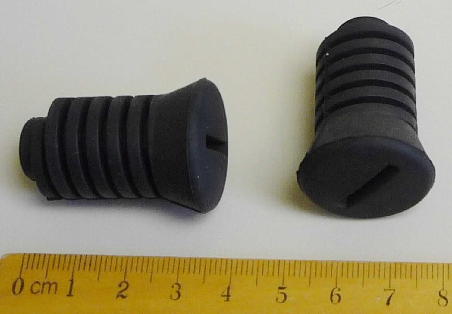 Angaben des Antragstellers:
Anschlagpuffer / Türpuffer
Verwendungszweck: Stoßfänger / Türpuffer, eingebaut in der Haupteingangstür im LKW.
Material: EPDM-Kautschuk

Untersuchungsergebnisse an Warenmustern:
Schlitzschraube mit Senkkopf aus einem schwarzen, elastischen Material (Länge: ca. 3,7 cm, Kopfdurchmesser: ca. 2,5 cm).

Befund:
Es liegt ein Formteil aus Weichkautschuk von der für Kraftfahrzeuge der Positionen 8701 bis 8705 bestimmten Art im Sinne der Unterposition (KN) 4016 9957 vor.