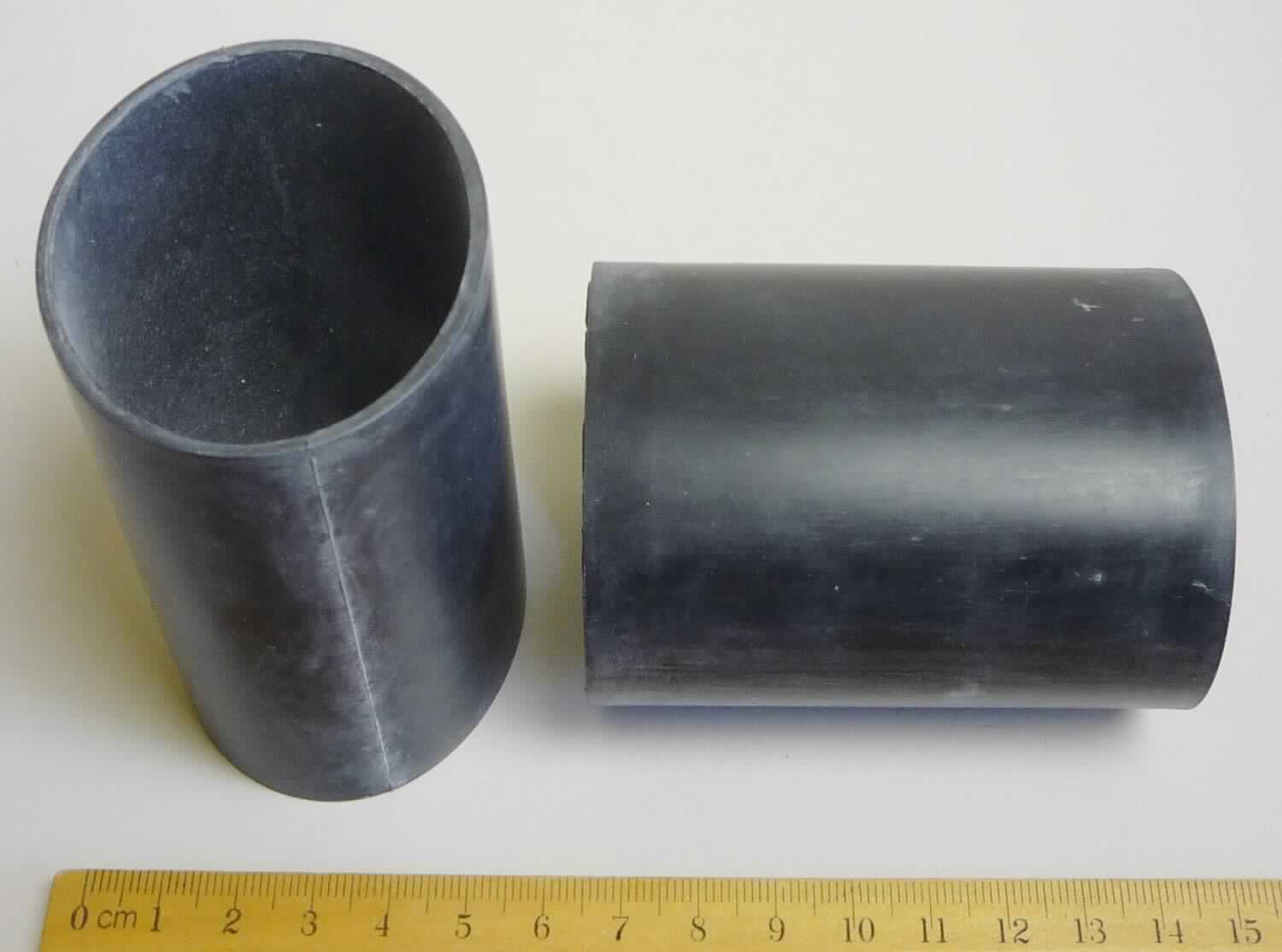 Angaben des Antragstellers:
Dämpfungsgummi
Verwendungszweck: Dämpfung für Luftfilter im Auto
Material: EPDM

Feststellungen an Warenmustern:
Schläuche aus einem schwarzen, elastischen Material (Außendurchmesser: ca. 5,2 cm; Länge: ca. 7,9 cm). Die Schläuche sind nicht verstärkt.

Befund:
Es handelt sich um einen Schlauch aus Weichkautschuk ohne Formstücke, Verschlussstücke oder Verbindungsstücke im Sinne der Unterposition 4009 1100.