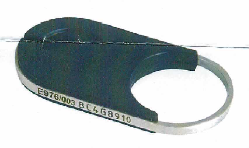 Es handelt sich um einen elektronischen Schlüssel, auch als Smart Key oder Security Transponder bezeichnet, in Form eines zu einem Schlüsselanhänger geformten Kunststoffgehäuses mit Metallring-Umrandung, im Wesentlichen bestehend aus einer elektronisch integrierten Schaltung mit EEPROM-Speicher (256 bit) und weiteren Bauelementen sowie einer Antennenspule bzw. Resonanzantenne (Frequenz: 125 kHz). 

Der Smartkey ist im maßgebenden Zeitpunkt (Einfuhr) noch nicht codiert und funktionslos, insoweit ein Datenspeicher ohne Aufzeichnungen. Das Schreiben und/oder Lesen von Daten aus der passiven Speichervorrichtung erfolgt kontaktlos (ohne elektrische Anschlussvorrichtung) per RFID-Datenübertragung.
 
Das Erzeugnis wird als "Halbleiter-Aufzeichnungsträger, nicht von den Unterpositionen (KN) 8523 5110 bis 8523 5290 erfasst, ohne Aufzeichnung" eingereiht.

Anlage: 1 Abbildung